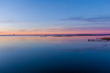 2022 Ocak 'ında Daphne, Alabama' da Mobile Bay günbatımı