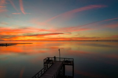 Alacakaranlıkta Daphne, Alabama 'daki Mobile Körfezi iskelesinde. 