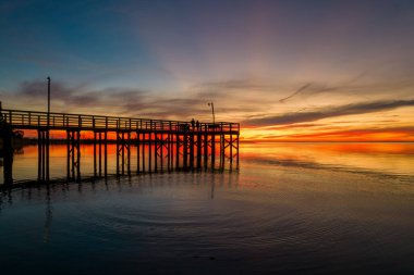 Alacakaranlıkta Daphne, Alabama 'daki Mobile Körfezi iskelesinde. 