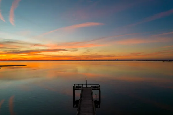 アラバマ州ダフネの夕暮れ時のモバイルベイ桟橋 — ストック写真