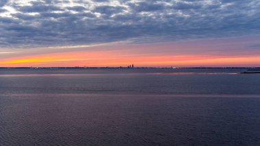 Mobile Körfezi 'nin doğu kıyısında 2022 yılının Şubat ayında Daphne, Alabama' da gün batımında.