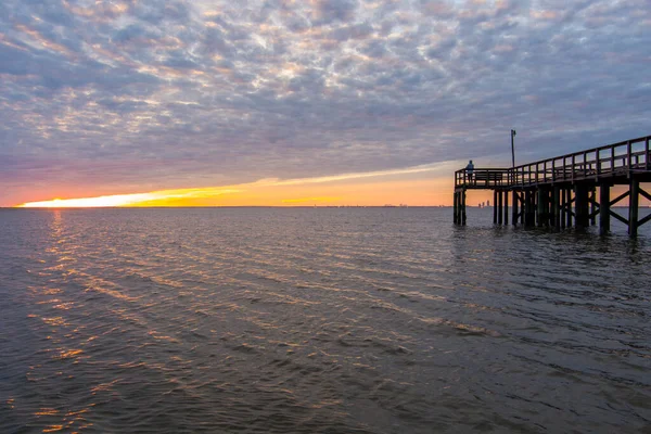 2022年2月にアラバマ州ダフネで日没の移動湾の東岸 — ストック写真