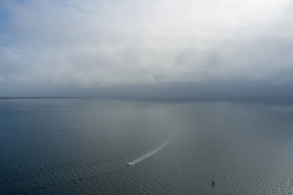 Vista Aérea Barco Solitário Baía Pensacola Durante Uma Tempestade Pensacola — Fotografia de Stock