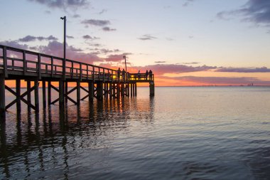 Daphne, Alabama Bayfront Park 'tan Mobil Körfez Günbatımı yansıması 
