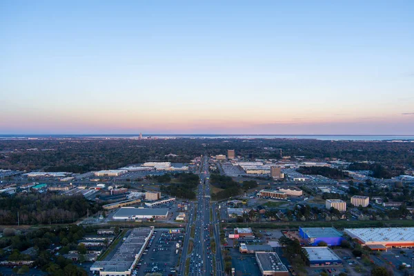 空港からの日没時にアラバマ州モービル市の空中ビュー Blvd — ストック写真