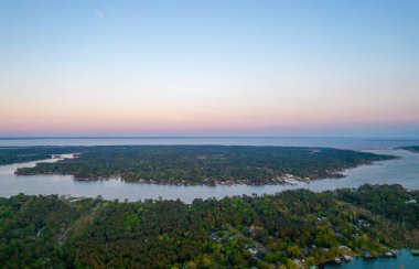 Alabama Körfezi 'nde gün batımında Dog River ve Mobile Bay' in hava manzarası. 