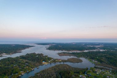 Alabama Körfezi 'nde gün batımında Dog River ve Mobile Bay' in hava manzarası. 