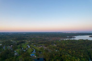 Alabama Körfezi 'nde gün batımında Dog River ve Mobile Bay' in hava manzarası. 