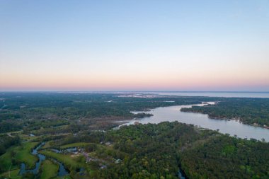 Alabama Körfezi 'nde gün batımında Dog River ve Mobile Bay' in hava manzarası. 