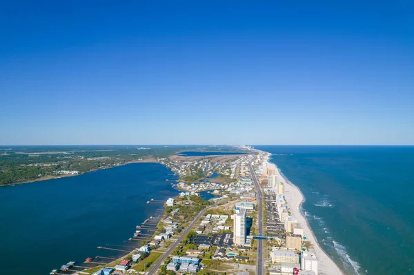 Nisan 2022 'de Küçük Göl ve Körfez Kıyıları' nın havadan görünüşü.