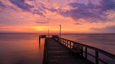 Daphne, Alabama 'daki Mobile Körfezi' nin doğu kıyısında Nisan gün batımı 