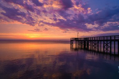 Daphne, Alabama 'daki Mobile Körfezi' nin doğu kıyısında Nisan gün batımı 