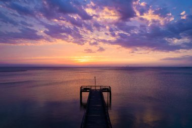 Daphne, Alabama 'daki Mobile Körfezi' nin doğu kıyısında Nisan gün batımı 