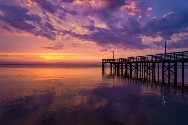 Daphne, Alabama 'daki Mobile Körfezi' nin doğu kıyısında Nisan gün batımı 