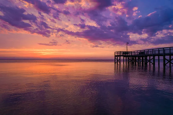 Daphne, Alabama 'daki Mobile Körfezi' nin doğu kıyısında Nisan gün batımı 