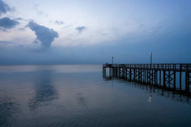 Daphne, Alabama Bayfront Parkı 'ndaki Mobile Körfezi' nde bir akşam fırtınası sırasında iskele.