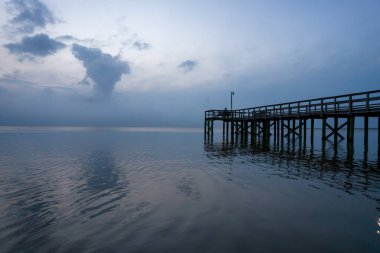 Daphne, Alabama Bayfront Parkı 'ndaki Mobile Körfezi' nde bir akşam fırtınası sırasında iskele.