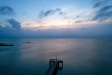Daphne, Alabama Bayfront Parkı 'ndaki Mobile Körfezi' nde bir akşam fırtınası sırasında iskele.