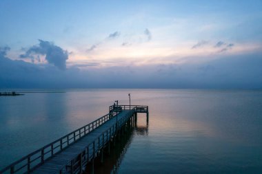 Daphne, Alabama Bayfront Parkı 'ndaki Mobile Körfezi' nde bir akşam fırtınası sırasında iskele.