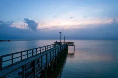 Daphne, Alabama Bayfront Parkı 'ndaki Mobile Körfezi' nde bir akşam fırtınası sırasında iskele.