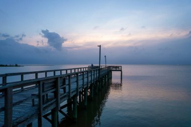 Daphne, Alabama Bayfront Parkı 'ndaki Mobile Körfezi' nde bir akşam fırtınası sırasında iskele.
