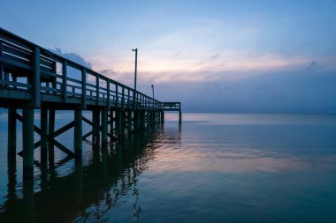 Daphne, Alabama Bayfront Parkı 'ndaki Mobile Körfezi' nde bir akşam fırtınası sırasında iskele.