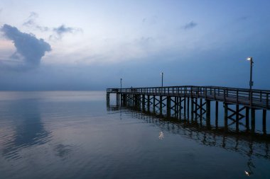 Daphne, Alabama Bayfront Parkı 'ndaki Mobile Körfezi' nde bir akşam fırtınası sırasında iskele.