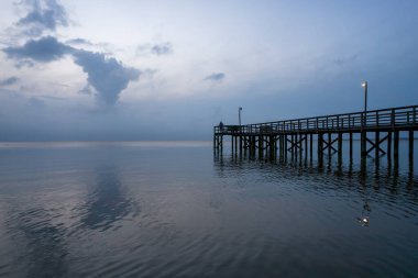Daphne, Alabama Bayfront Parkı 'ndaki Mobile Körfezi' nde bir akşam fırtınası sırasında iskele.