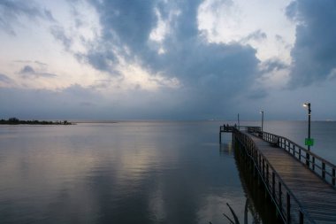 Daphne, Alabama Bayfront Parkı 'ndaki Mobile Körfezi' nde bir akşam fırtınası sırasında iskele.