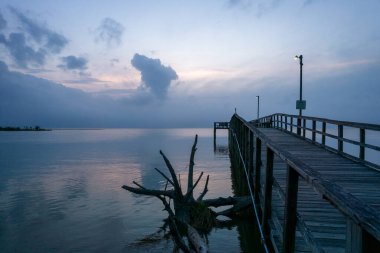 Daphne, Alabama Bayfront Parkı 'ndaki Mobile Körfezi' nde bir akşam fırtınası sırasında iskele.