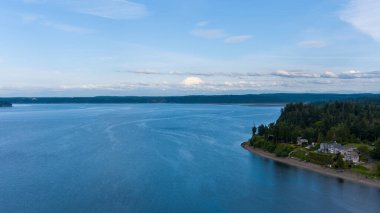 Haziran 2022 'de Nisqually' de Puget Sound 'un yukarısından Rainier Dağı' nın havadan görünüşü 