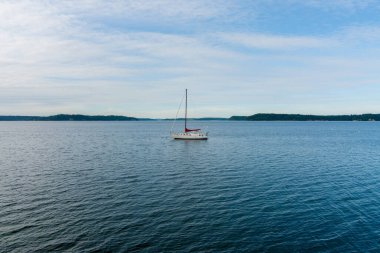 Nisqually Puget Sound 'da yalnız yelkenli. Haziran 2022' de ulaşıyor. 