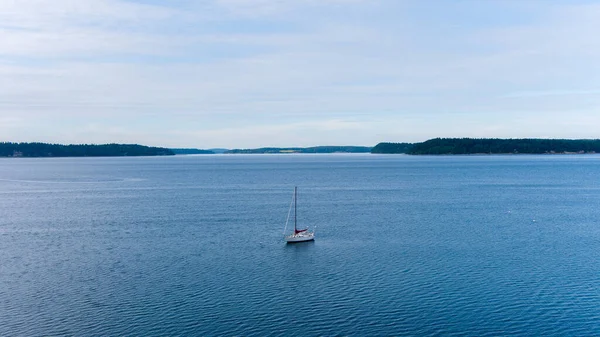 Satu Perahu Layar Puget Sound Nisqually Reach Pada Bulan Juni — Stok Foto