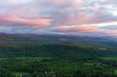 Rainier Dağı ve Washington Şelaleleri Haziran 2022 'de gün batımında. 