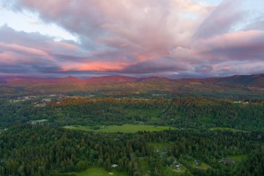 Rainier Dağı ve Washington Şelaleleri Haziran 2022 'de gün batımında. 