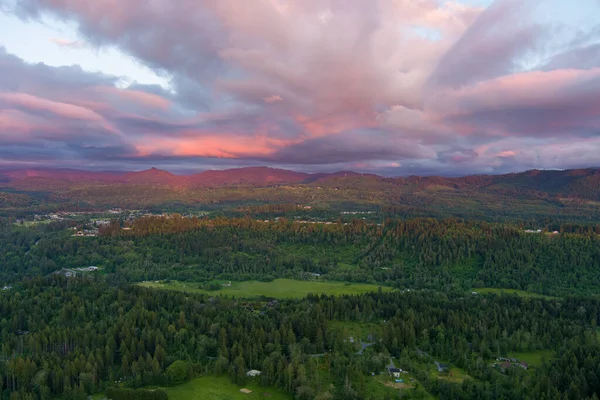 Rainier Dağı ve Washington Şelaleleri Haziran 2022 'de gün batımında. 