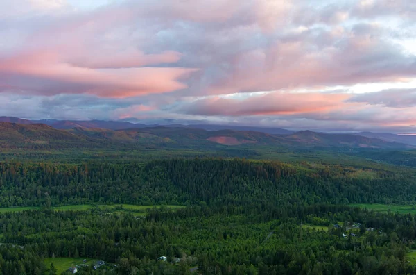 Rainier Dağı ve Washington Şelaleleri Haziran 2022 'de gün batımında. 