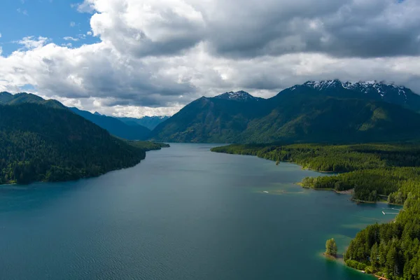 2022年6月库希曼湖与华盛顿州的奥林匹克山脉 — 图库照片