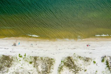 Haziran 2022 'de Alabama, Gulf Shores' deki Fort Morgan Sahili 'nin hava manzarası. 