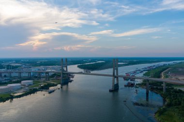 Mobile, Alabama 'daki Cochrane Köprüsü Haziran 2022' de gün batımında. 