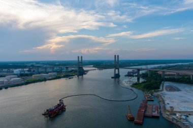 Mobile, Alabama 'daki Cochrane Köprüsü Haziran 2022' de gün batımında. 