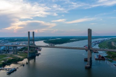 Mobile, Alabama 'daki Cochrane Köprüsü Haziran 2022' de gün batımında. 