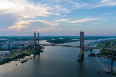 Mobile, Alabama 'daki Cochrane Köprüsü Haziran 2022' de gün batımında. 