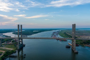 Mobile, Alabama 'daki Cochrane Köprüsü Haziran 2022' de gün batımında. 