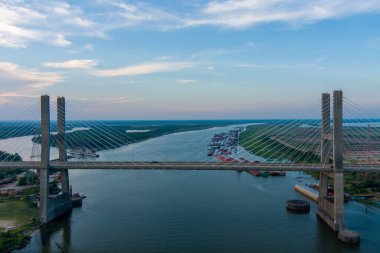 Cochrane Köprüsü ve şehir merkezi Mobile, Alabama kıyısı silueti Haziran 2022 'de gün batımında. 