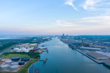2022 Haziran 'ında gün batımında Mobile, Alabama ve çevresindeki limanın havadan görüntüsü. 