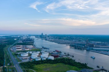 2022 Haziran 'ında gün batımında Mobile, Alabama ve çevresindeki limanın havadan görüntüsü. 
