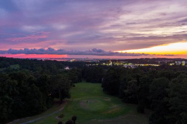 2022 Temmuz 'unda günbatımında Daphne, Alabama ve Mobile Körfezi' nin hava görüntüsü. 