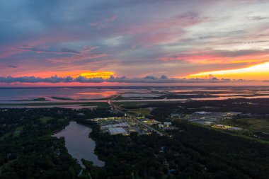 2022 Temmuz 'unda günbatımında Daphne, Alabama ve Mobile Körfezi' nin hava görüntüsü. 