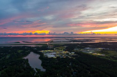 2022 Temmuz 'unda günbatımında Daphne, Alabama ve Mobile Körfezi' nin hava görüntüsü. 